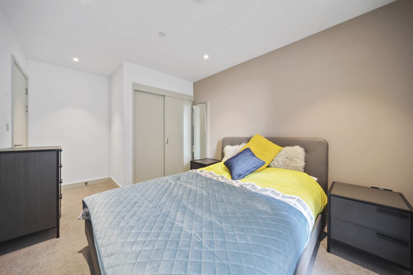 1: Raglan House, London, SE17 1FB